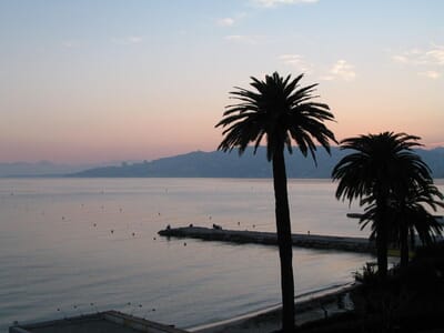 Antibes, Francia - Flight deals from XAT airport