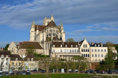 Auxerre, Francia - Flight deals from AUF airport
