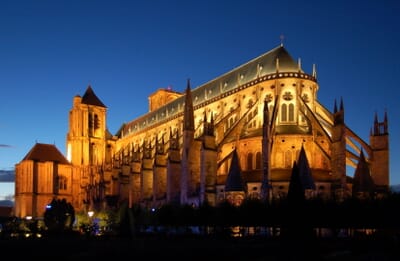 Bourges, Francia - Flight deals from BOU airport