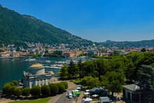 Generate a random place in Como