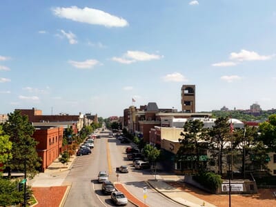 Lawrence, الولايات المتحدة - Flight deals from LWC airport