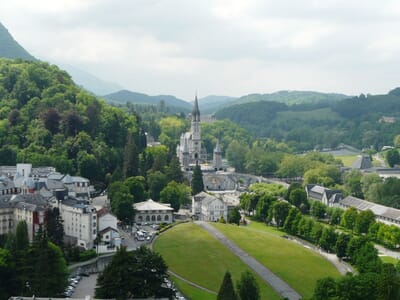 Lourdes, Francia - Flight deals from LDE airport