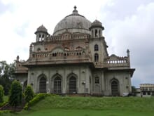 Generate a random place in Lucknow