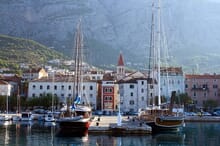 Generate a random place in Makarska