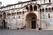 Generate a random place in Modena