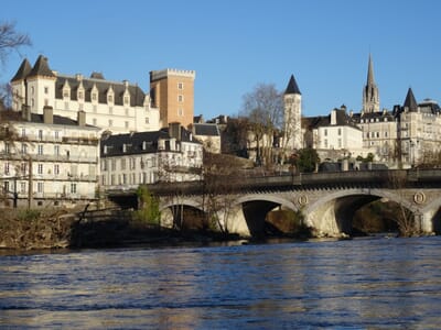 Pau, Francia - Flight deals from PUF airport