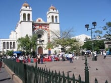 Generate a random place in San Salvador