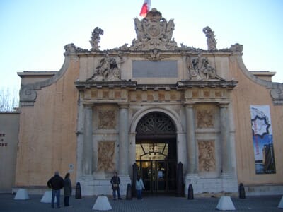 Tolone, Francia - Flight deals from TLN airport