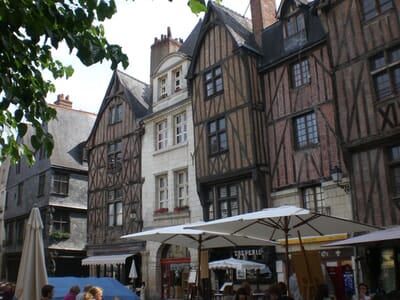 Tours, Francia - Flight deals from TUF airport