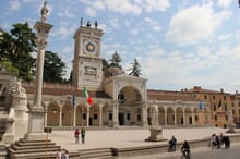 Generate a random place in Udine