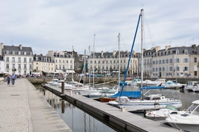 Vannes, Francia - Flight deals from VNE airport