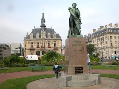 Vincennes, Francia - Flight deals from OEA airport